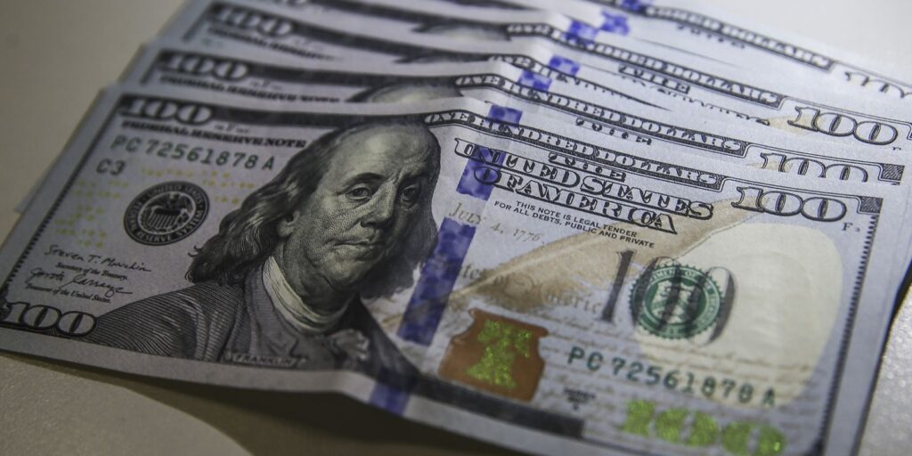 dolar-cai-ao-menor-nivel-em-tres-semanas;-bolsa-sobe-1,22%