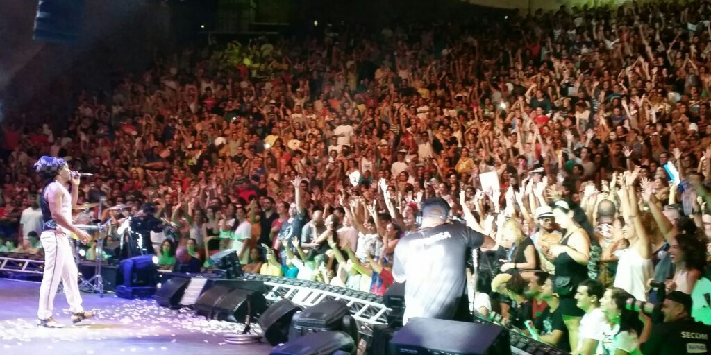 no-dia-do-rock,-cantores-celebram-arte-de-emocionar-multidoes-pela-voz