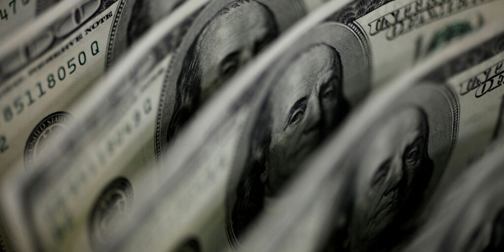 dolar-sobe-para-r$-5,11,-e-bolsa-fica-estavel,-apesar-de-tensao-global