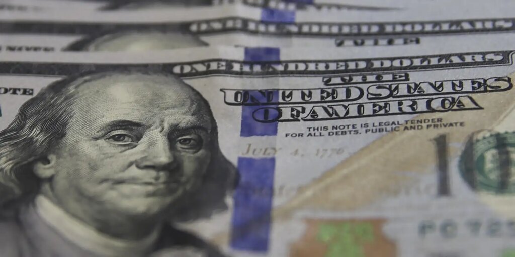 dolar-cai-ao-menor-valor-desde-junho-com-alta-do-petroleo
