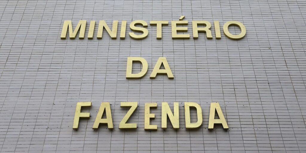 com-precatorios,-previsao-de-deficit-primario-soma-r$-52-bilhoes