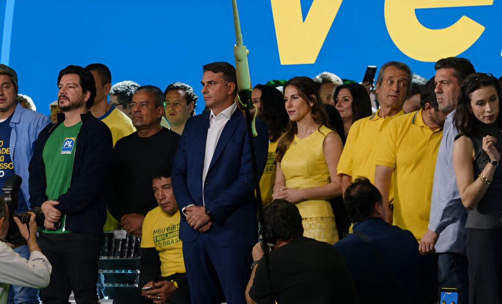 sem-michelle-e-com-milei,-flavio-bolsonaro-lanca-candidatura-a-presidente*