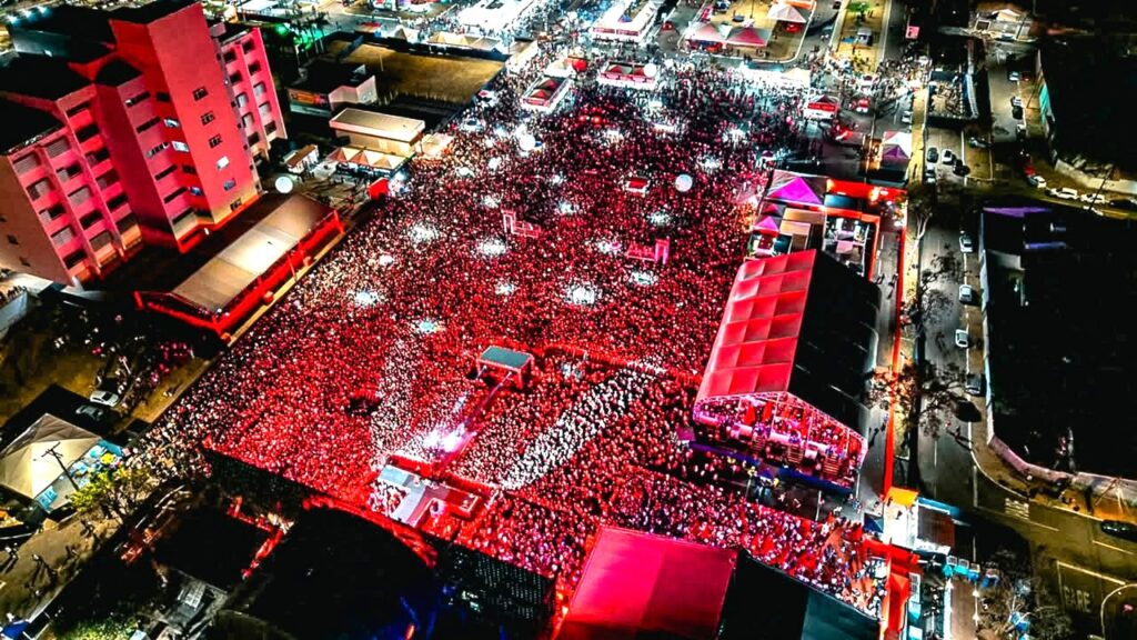 zeze-di-camargo-encerra-aparecida-e-show-diante-de-50-mil-pessoas