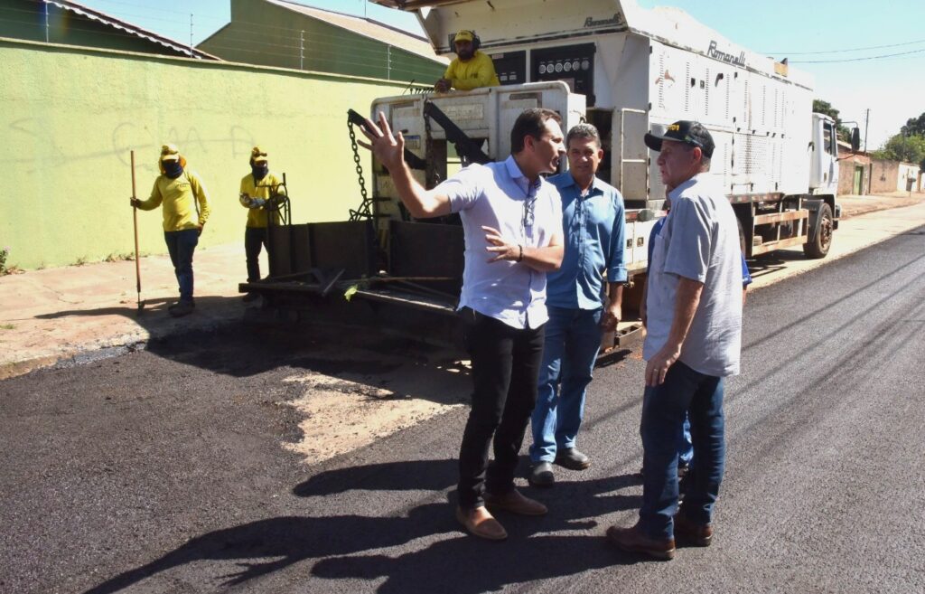 vilela-acompanha-obras-de-recapeamento-e-pavimentacao-em-bairros-de-aparecida