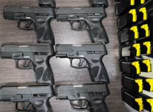 prf-encontra-oito-pistolas-escondidas-em-mochila-de-passageira