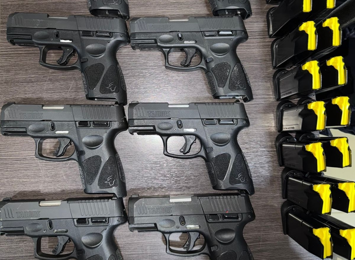 prf-encontra-oito-pistolas-escondidas-em-mochila-de-passageira