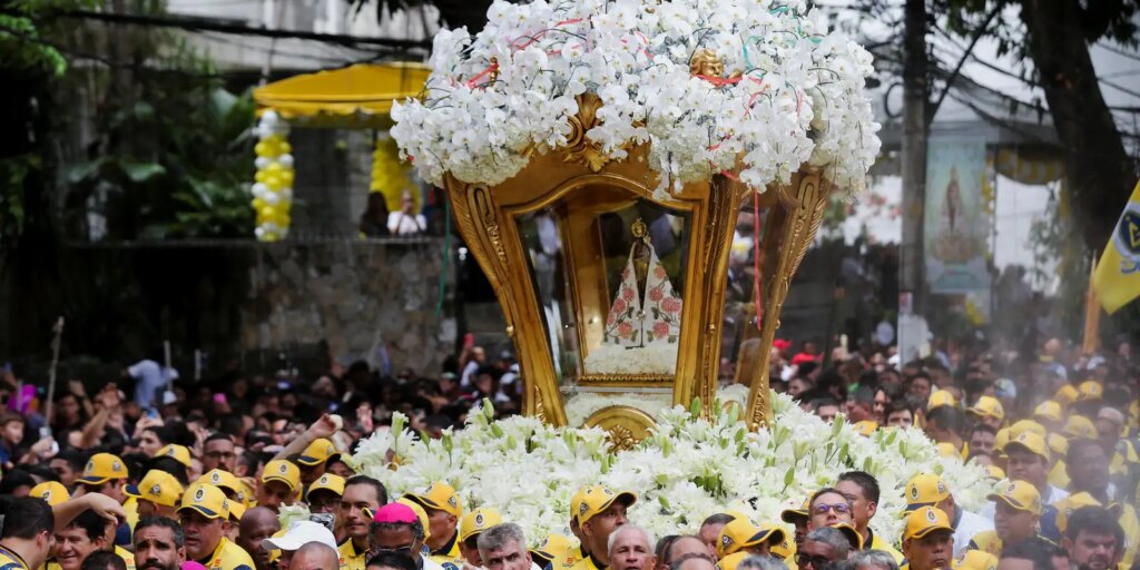 cirio-de-nazare:-milhares-de-devotos-visitam-imagem-de-nossa-senhora