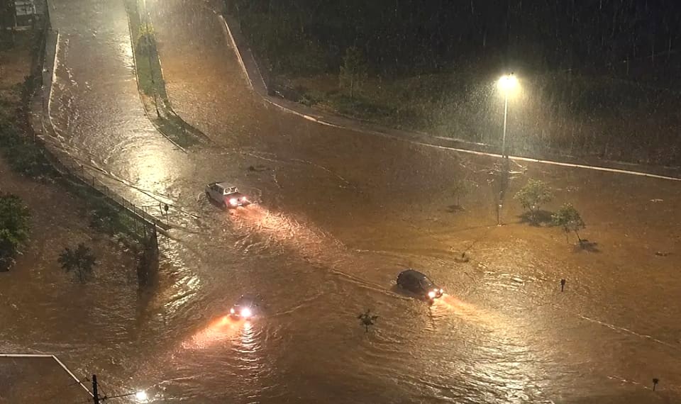 chuva-provoca-alagamentos-e-deixa-veiculo-ilhado-em-rio-verde