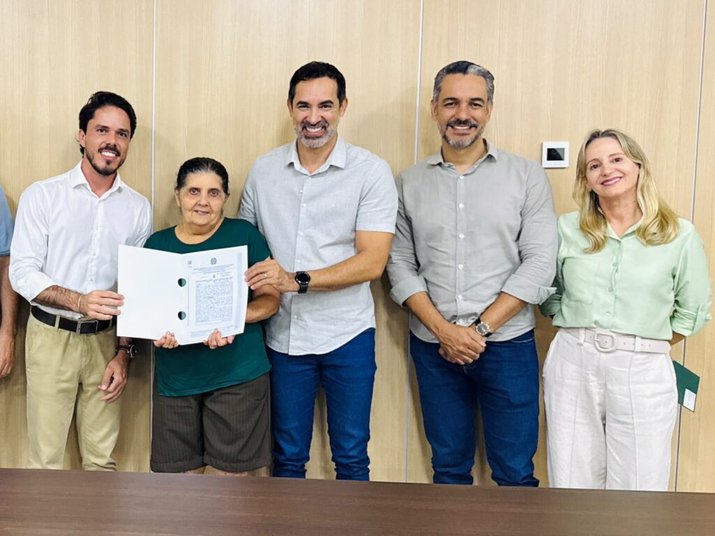 pellozo-entrega-escrituras-a-moradores-de-dois-conjuntos-em-senador-canedo