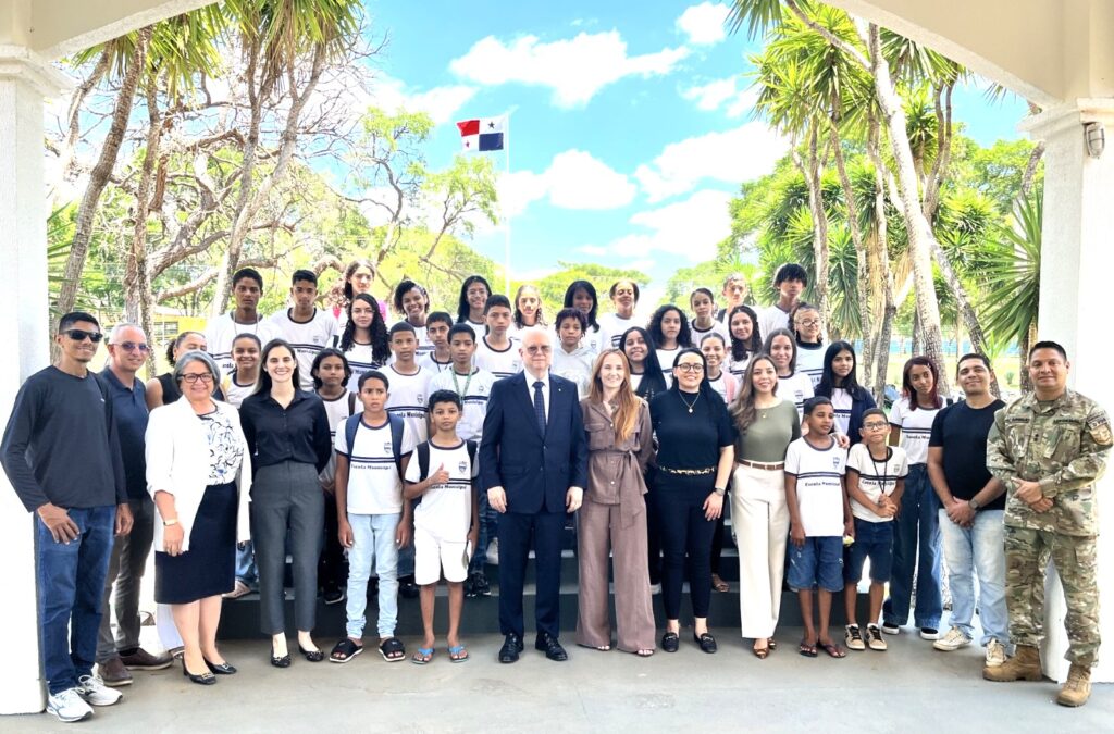 projeto-do-governo-de-goias-leva-alunos-de-formosa-a-embaixada-do-panama