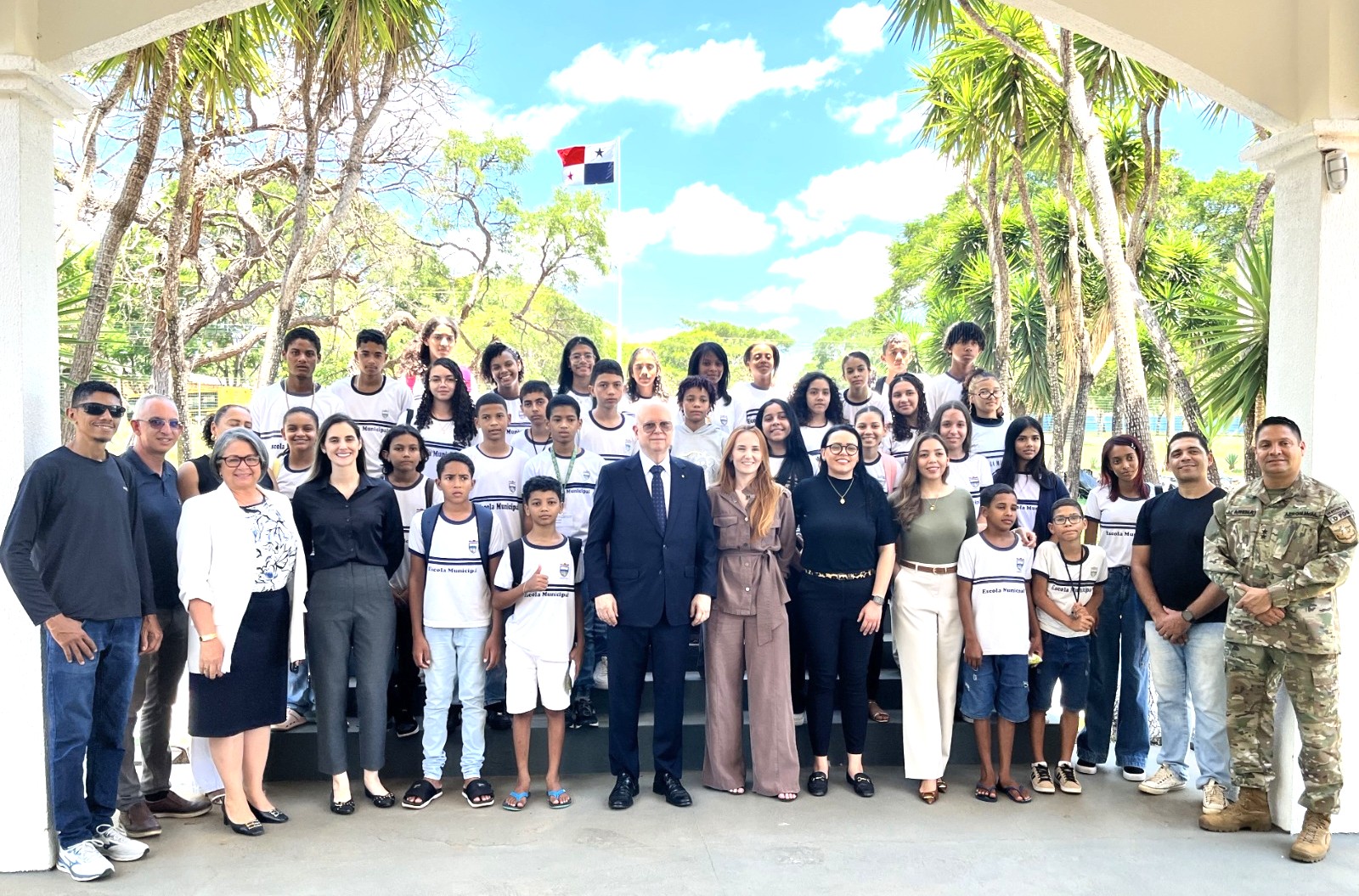 projeto-do-governo-de-goias-leva-alunos-de-formosa-a-embaixada-do-panama