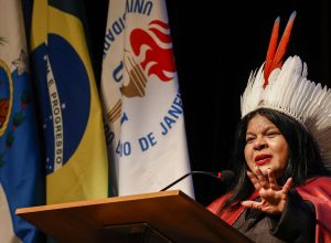 sonia-guajajara-e-a-primeira-indigena-doutora-honoris-causa-da-uerj