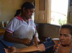 um-terco-dos-medicos-deixou-atencao-primaria-a-saude-entre-2022-e-2024