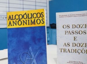 alcoolicos-anonimos,-que-faz-90-anos,-ganha-mais-participacao-feminina