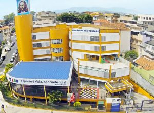 menina-de-13-anos-e-baleada-em-escola-na-zona-norte-do-rio