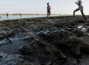 estrangeiros-atrasam-investigacao-sobre-oleo-no-litoral-do-nordeste