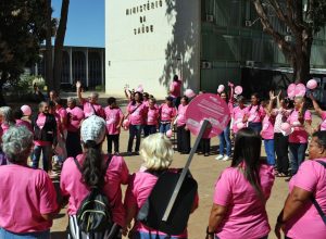 cancer-de-mama:-manifestacao-cobra-acesso-a-tratamento-aprovado-no-sus