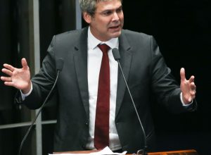 lider-do-pt-na-camara-diz-que-tarifas-de-trump-sao-ataque-a-democracia