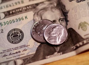 dolar-cai-para-r$-5,52-com-possivel-acordo-entre-eua-e-uniao-europeia