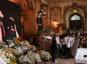 fas-formam-filas-no-theatro-municipal-para-se-despedir-de-preta-gil