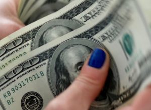 dolar-cai-para-r$-5,56-com-possivel-recuo-em-tarifaco-nos-eua