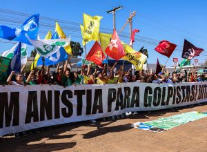 manifestantes-queimam-bandeira-dos-eua-e-boneco-de-trump-em-embaixada