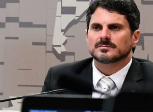 senador-marcos-do-val-e-levado-para-colocar-tornozeleira-eletronica