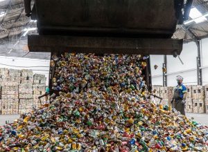 brasil-reciclou-97,3%-das-latinhas-de-aluminio-em-2024