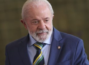 em-video-a-trump,-lula-planta-uva-e-diz-semear-comida-e-nao-odio