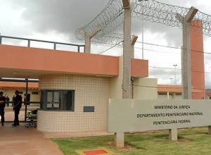 rj-tera-sistema-para-bloquear-sinais-de-celular-e-drones-em-presidios