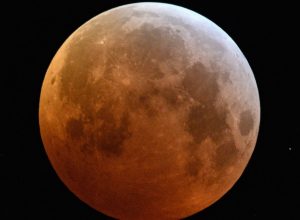 lua-de-sangue:-eclipse-lunar-total-ocorre-neste-domingo
