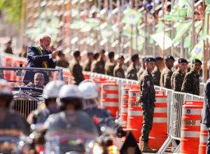 publico-acompanha-desfile-civico-militar-aos-gritos-de-“sem-anistia”