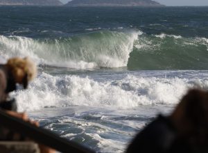 guarda-vidas-buscam-casal-que-desapareceu-na-praia-do-leme