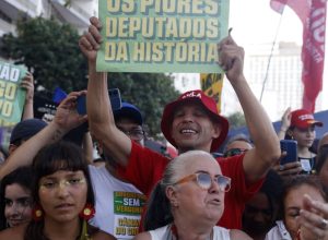 ato-no-rj-com-caetano,-chico-e-gil-repudia-anistia-e-pec-da-blindagem