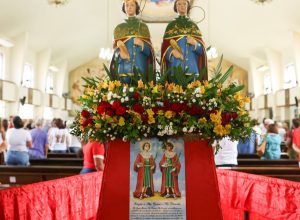 festa-de-cosme-e-damiao-e-celebrada-por-diferentes-religioes