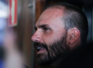 moraes-diz-que-eduardo-bolsonaro-esta-nos-eua-para-fugir-da-lei