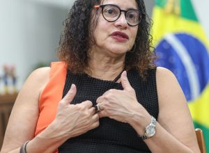 vacina-brasileira-de-covid-ajuda-a-combater-negacionismo,-diz-ministra