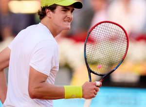 joao-fonseca-vai-a-1a-semi-de-atp-500-apos-abandono-de-rival-no-3o-set