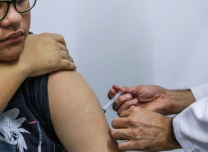 dengue:-um-ano-apos-inicio-da-imunizacao,-procura-por-vacina-e-baixa