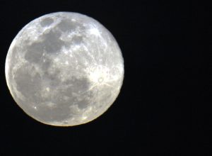 segunda-superlua-do-ano-podera-ser-vista-no-brasil-por-3-dias