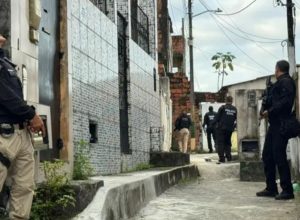 acao-contra-o-comando-vermelho-na-bahia-prende-35;-1-pessoa-foi-morta
