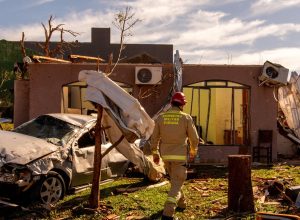 cidade-devastada-por-tornado-tem-2-mil-sem-luz;-32-seguem-internados
