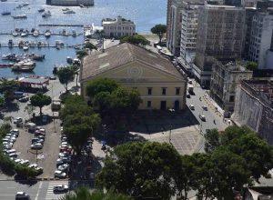 exposicao-tem-obra-de-mario-cravo-junior-com-madeira-do-mercado-modelo