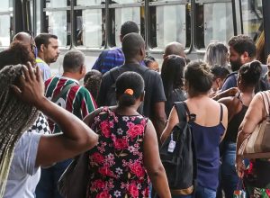 numero-dos-que-procuram-emprego-ha-mais-de-2-anos-cai-17,8%,-diz-ibge