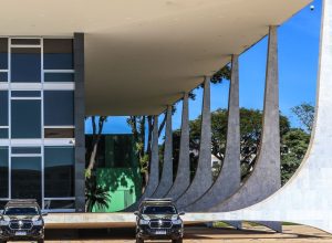 moraes-vota-para-tornar-eduardo-bolsonaro-reu-por-tentar-coagir-stf