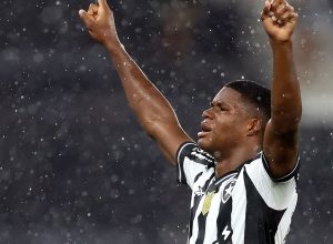 panamenho-jose-kadir-leva-botafogo-a-vitoria-no-brasileiro