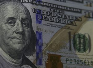 dolar-supera-r$-5,40-em-meio-a-ajustes-externos-e-tensao-politica