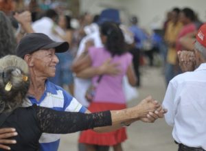 expectativa-de-vida-no-pais-sobe-para-76,6-anos,-a-maior-ja-registrada
