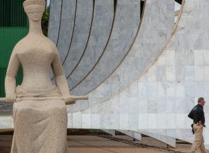 moraes-vota-para-condenar-cinco-pms-do-df-a-16-anos-de-prisao