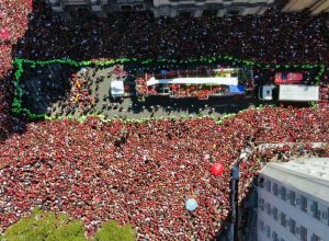 familias-se-juntam-a-multidao-para-festejar-titulo-do-flamengo-no-rj
